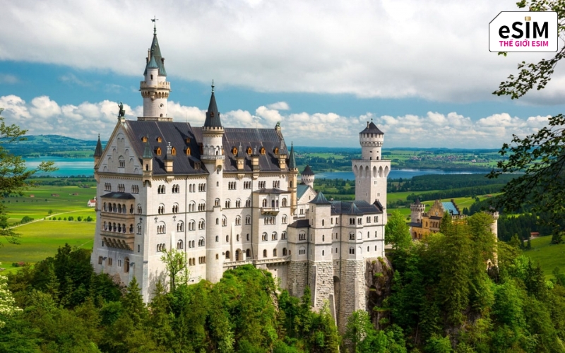 Lâu đài Neuschwanstein (Đức) tựa như một kiệt tác kiến trúc tráng lệ ẩn mình giữa đại ngàn bao la  